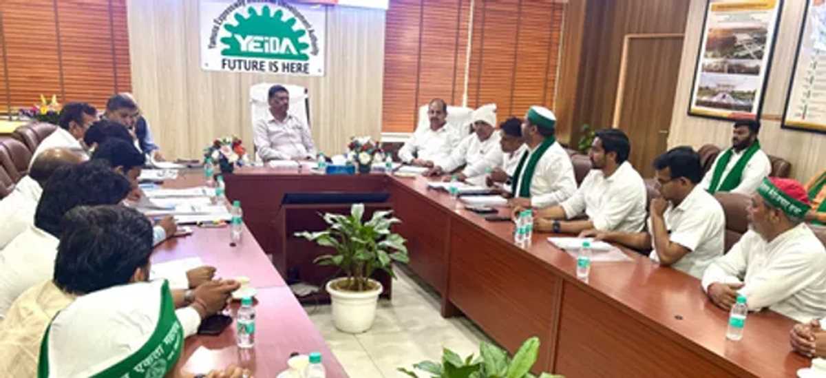 ग्रेटर नोएडा : किसानों और सरकार के बीच सकारात्मक वार्ता; मुआवजा, पुनर्वास पर हुई चर्चा